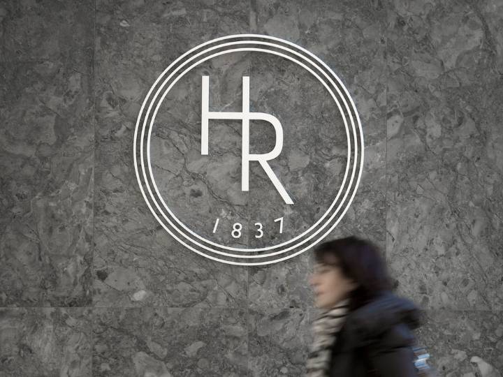 CRA prevails over Holt Renfrew saleswoman in wardrobe deduction battle