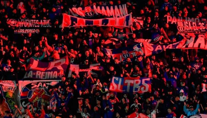 Brutal golpiza a hinchas de la U: gobierno argentino pide "expulsión y prohibición de ingreso de violentos extranjeros"