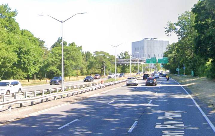 Teen shot in the legs on Hutchinson River Parkway in the Bronx: NYPD