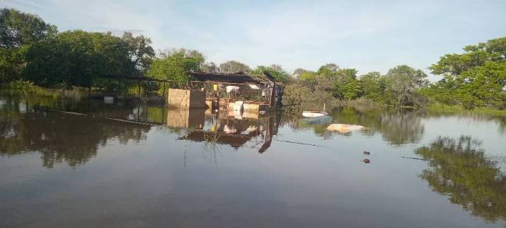 Tres casas inundadas en asentamiento campesino Chirere