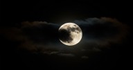¿Cuándo es la Luna Negra y qué es lo que se podrá ver de este "raro" evento astronómico?