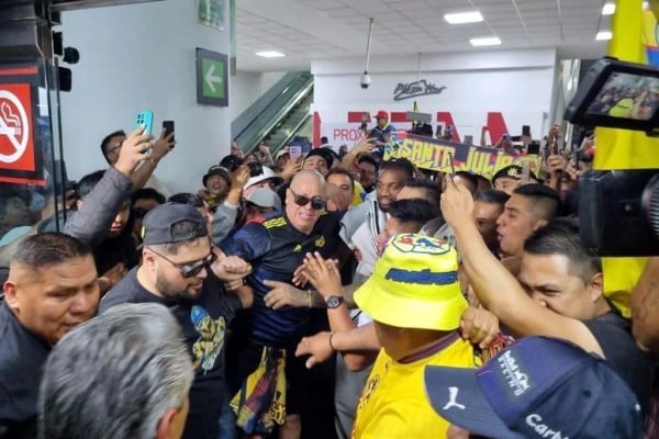 Desata caos llegada de Allan Saint