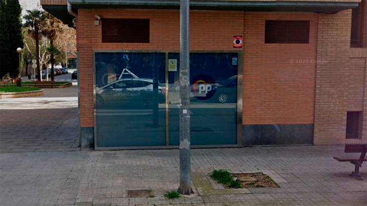 Vandalismo en la sede del PP de Huesca: aparece con pintura, huevos y dos pollos mutilados