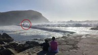 VÍDEO | El impactante momento en el que dos personas son arrastradas por el oleaje en Cíes