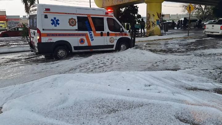 Sorprende fuerte granizada a Irapuato y provoca caos vial