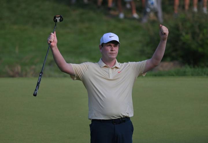 BMW Championship: MacIntyre still leads after battling crowd