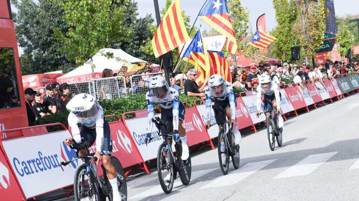 Decenas de esteladas en la meta de Figueras en la quinta etapa de la Vuelta a España