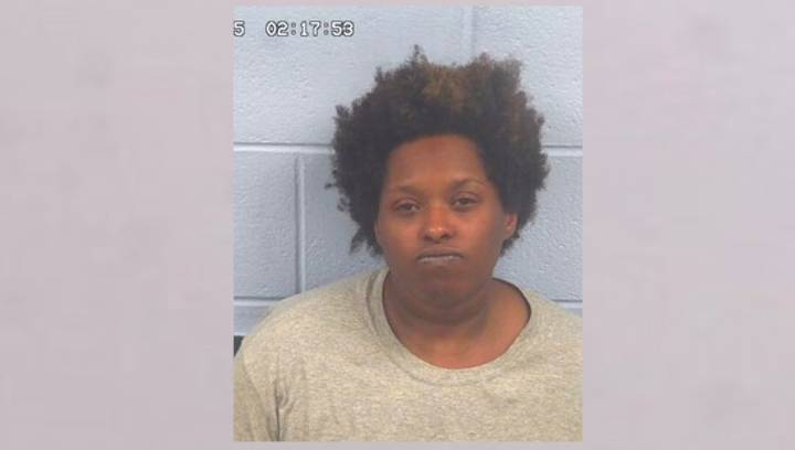 Arrestan en Alabama a mamá que abandonó el cuerpo de su bebé dentro de carroza fúnebre