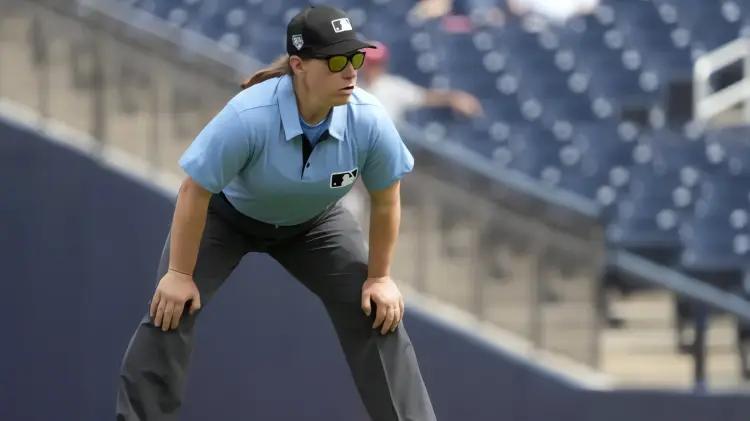 Jen Pawol hace historia como primera mujer en arbitrar en MLB