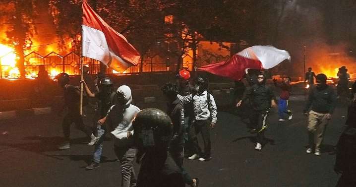 3 dead after mob sets fire to Indonesian regional parliament building