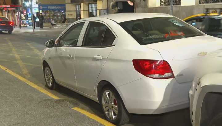 Iba manejando y descubrió otro auto con su misma patente: escoltas de ministro detuvieron a clonadores