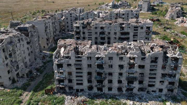 Las tropas invasoras rusas rompen la defensa ucraniana y avanzan en Donetsk