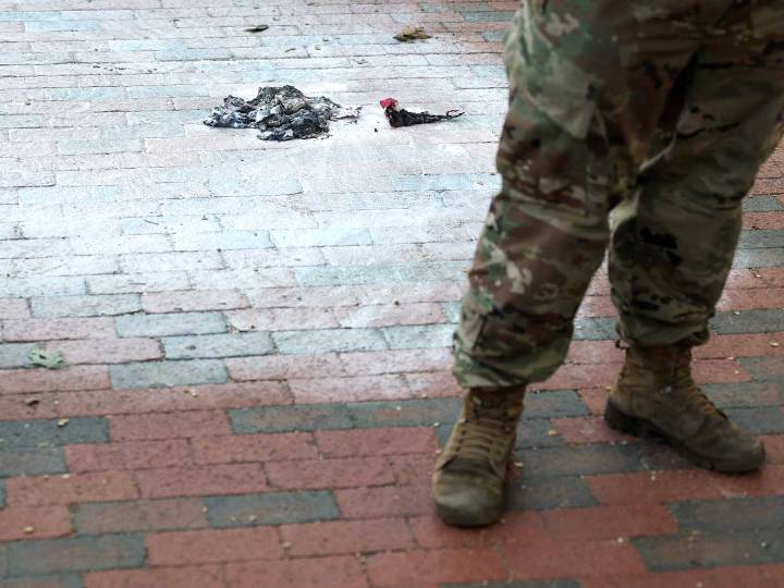 Washington: Arrestan a hombre por quemar bandera de EU