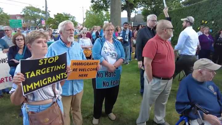 Vigilia en honor a detenidos por ICE en Newington, CT
