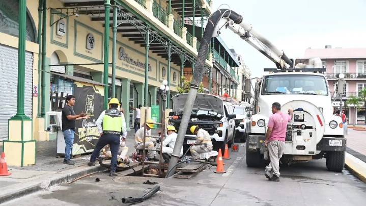 Falla en instalación subterránea deja sin luz el centro de Tampico; negocios exigen solución urgente