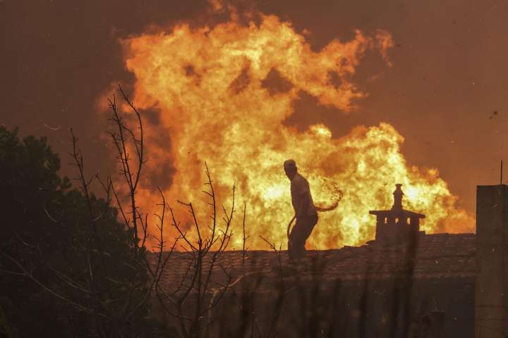 Cerca de 60 municipios en riesgo máximo de incendio en Portugal