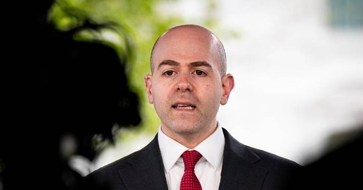 Elige Trump al economista Stephen Miran como nuevo miembro en la Junta de la Fed