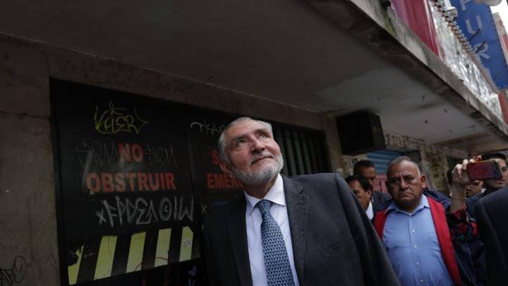 "¡El de la Barredora!”, gritan a Adán Augusto López mientras camina por el Centro Histórico (Video)