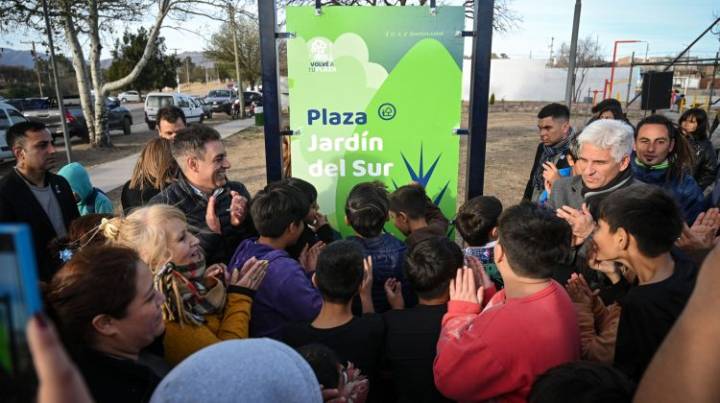 El Gobernador acompañó a los vecinos en la reinauguración de la plaza Jardín del Sur