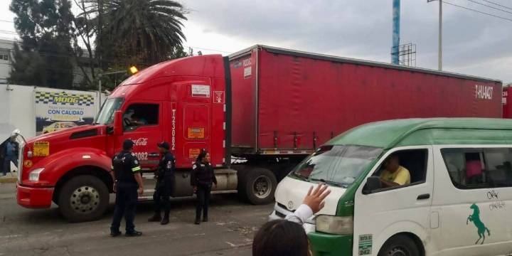 Accidente fatal en la México-Texcoco: Limpia parabrisas muere tras ser atropellado por un tráiler