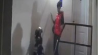El hecho quedó grabado. Feroz golpiza de la policía de Santa Cruz a un joven en la puerta de su casa