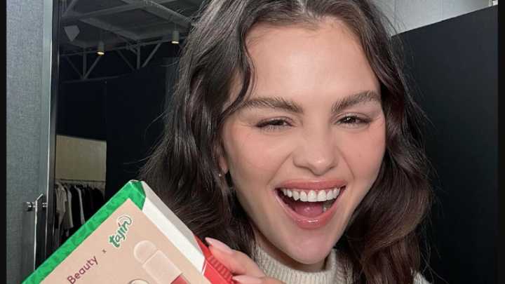 Combina Selena Gomez la belleza con el sabor del Tajín, el chilito mexicano