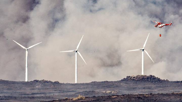 El Gobierno defiende su gestión: “El Estado ha movilizado todos los recursos contra el fuego”
