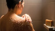 Lavarse el cuerpo con sal gruesa: por qué y para qué sirve este ritual