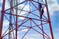 Protección Civil y Bomberos rescatan a jovencita que intentó arrojarse al vacío