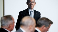 Trump traslada los retratos de Obama y de los Bush a una escalera oculta