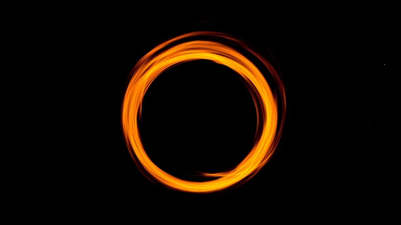 Revelan por qué el anillo del agujero negro de la galaxia M87 no es perfectamente circular