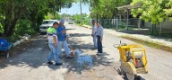 Mariela López Sosa supervisa trabajos de bacheo en la zona centro de Xicoténcatl