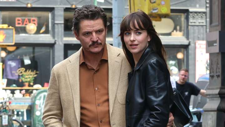 Pedro Pascal confiesa que grabar con Dakota Johnson fue “difícil” por lo hermosa que es