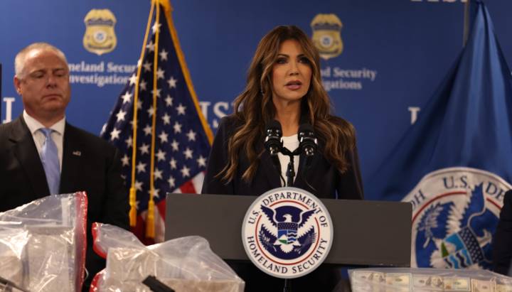 DHS chief Kristi Noem highlights Illinois immigrant arrests, as Dems defend state's legal sanctuary policies