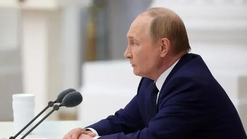 Putin visita monumento a la amistad con EE.UU. horas antes de su cumbre con Trump