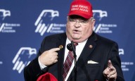 Trump cesa a director de Servicio de Impuestos tras solicitar datos de indocumentados