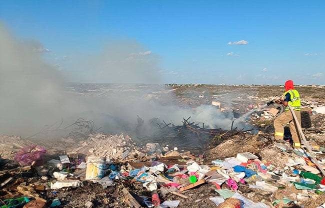 Moviliza a Bomberos incendio de un predio en Acuña