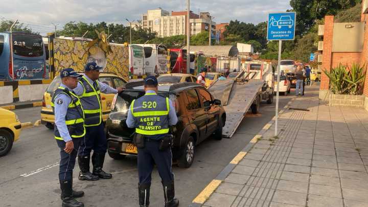 A la cárcel, conductor que arrolló a un agente de tránsito en un puesto de control en Cali: juez ordenó medida de aseguramiento intramural