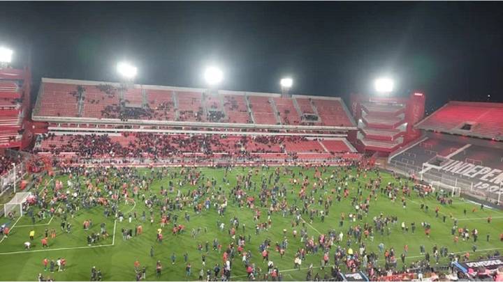 A qué sanciones se enfrentan Independiente y la U. de Chile según el reglamento de Conmebol