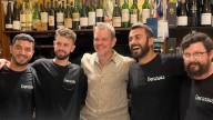 Matt Damon acude a cenar a un restaurante de Barcelona por sorpresa y deja una simpática nota al dueño, ausente