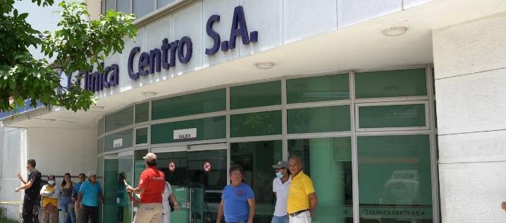 Adulta mayor fue arrollada por vehículo y llevada a la Clínica Centro: buscan a sus familiares