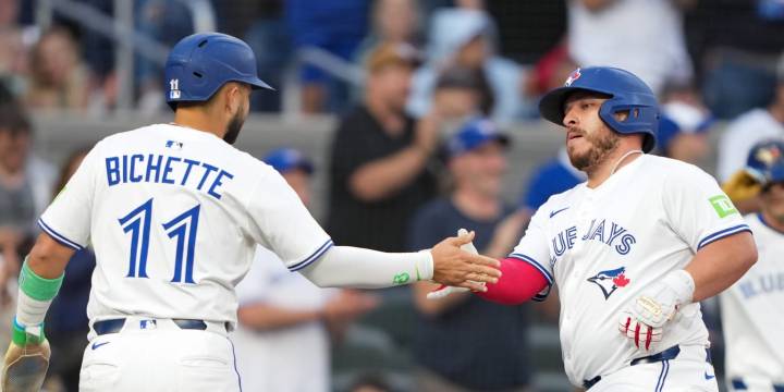 Alejandro Kirk homers as Blue Jays power past Twins