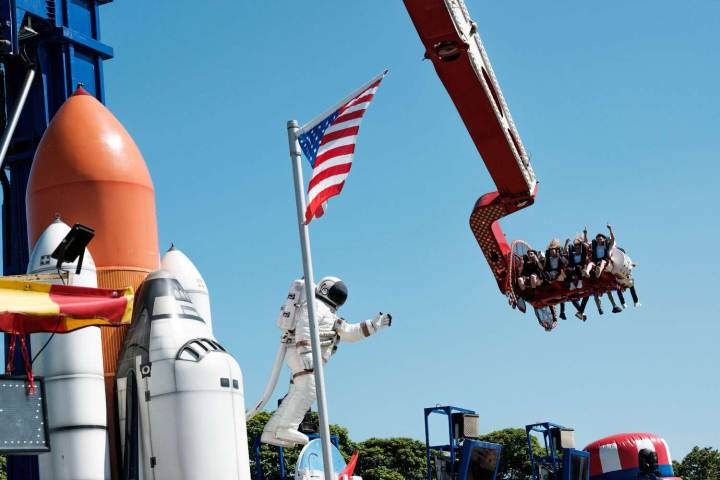 Ride Breaks Down, Leaving Riders Dangling Upside Down for 20 Minutes