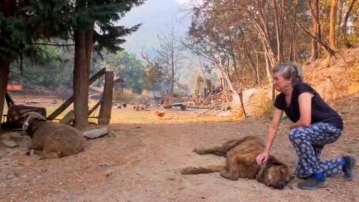 El dolor de Serafina Gómez Morán, dueña del hotel restaurante Agoga de Médulas, tras el incendio que ha devastado su pueblo