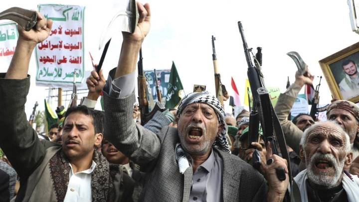 Un ataque aéreo israelí mata al primer ministro rebelde hutí en la capital de Yemen