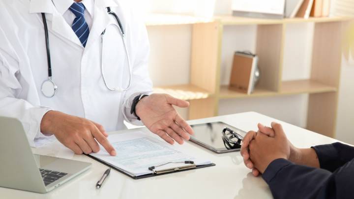 No estudió medicina, trabaja en un hospital y gana más de $300,000 al año: “Quiero hacer más dinero”