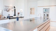 Adiós para siempre a las cocinas blancas de estilo nórdico: la tendencia que llega para quedarse