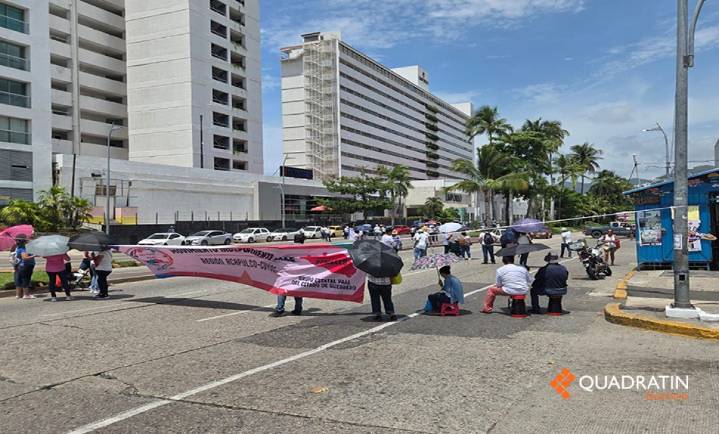 Retiran maestros después de 8 horas bloqueo en la Costera de Acapulco
