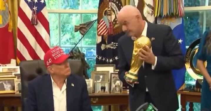 Infantino entrega a Trump el trofeo del Mundial: “Solo los ganadores lo alzan”