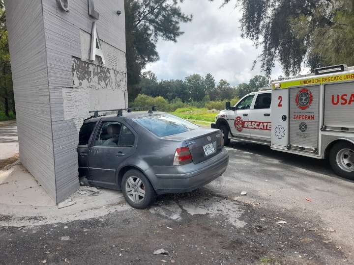 Fuerte choque en Zapopan: un auto se incrusta en una columna de Hacienda Copala; conductora resulta herida